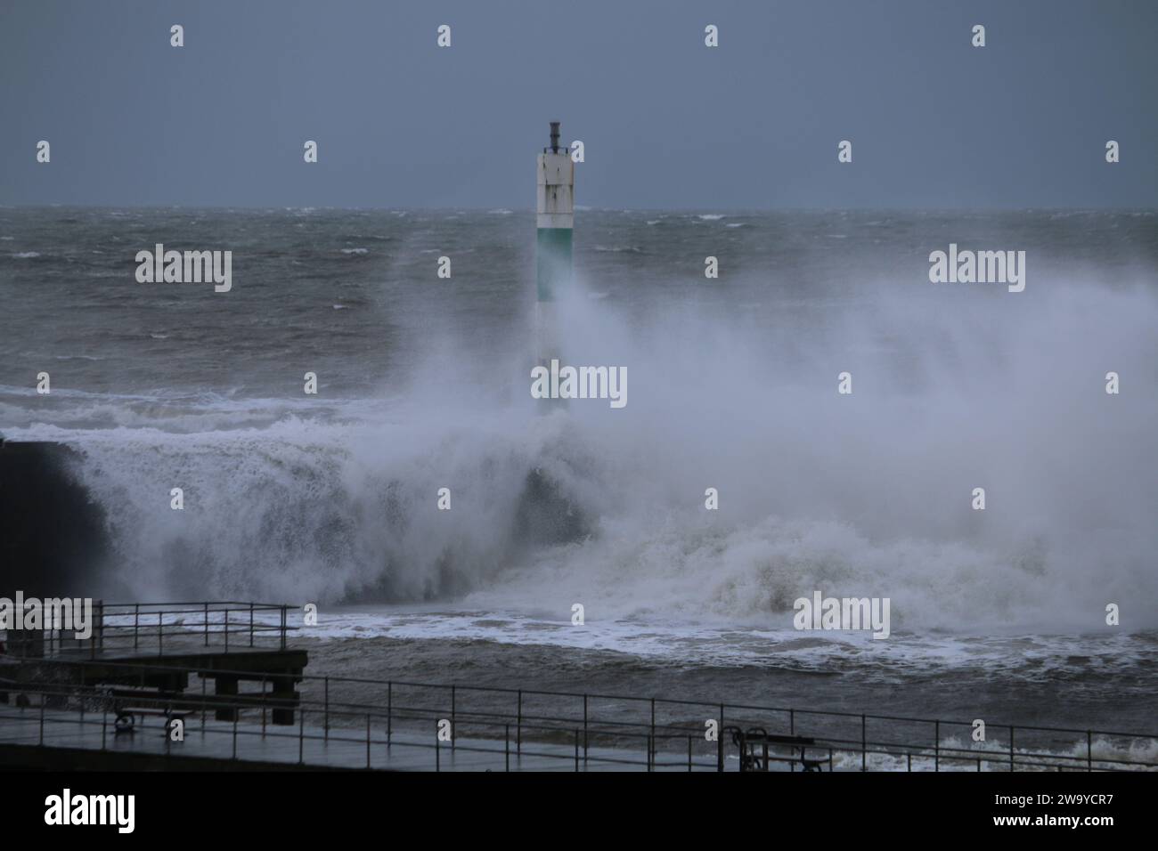 Aberystwyth pays de Galles UK météo 31st décembre 2023. D'énormes vagues entraînées par des vents féroces frappent la vieille ville victorienne sur la côte ouest alors qu'une tempête hivernale balaye le pays de Galles et le reste du Royaume-Uni, des rafales de vent atteignant 80 km/h frappent durement la vie et les biens. Crédit : mike davies/Alamy Live News Banque D'Images
