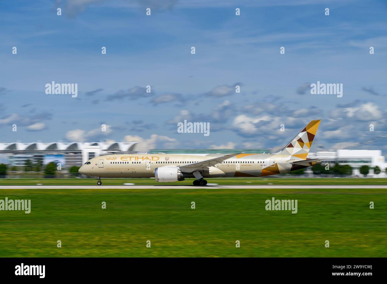 Le Boeing 787-9 Dreamliner d'Etihad Airways avec le drapeau A6-BLF part sur la piste sud 26L de l'aéroport MUC de Munich EDDM Banque D'Images