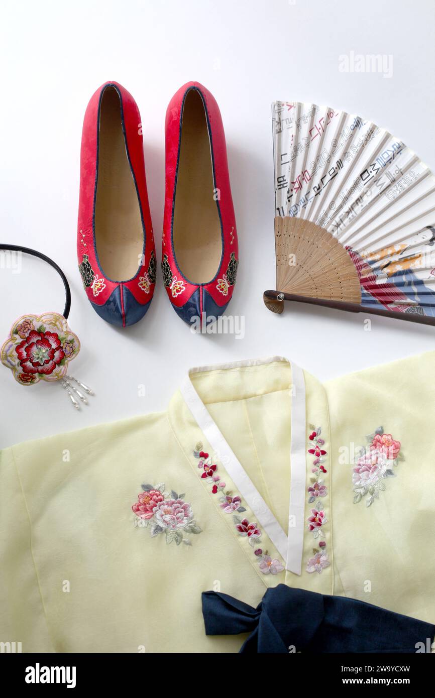 Chaussures traditionnelles coréennes de gomusin ou danghye, un haut jeogori hanbok traditionnel, un éventail traditionnel de buchae et un serre-cheveux hanbok traditionnel. Banque D'Images
