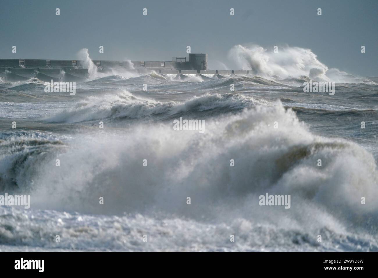 Les vagues s'écrasent sur le rivage à Brighton, East Sussex. Une alerte météo pour le vent a été émise pour certaines parties de l'Angleterre et du pays de Galles pour le réveillon du nouvel an, tandis que les fêtards dans d'autres parties du Royaume-Uni ont été invités à emporter une veste de pluie pour le compte à rebours. Date de la photo : dimanche 31 décembre 2023. Banque D'Images