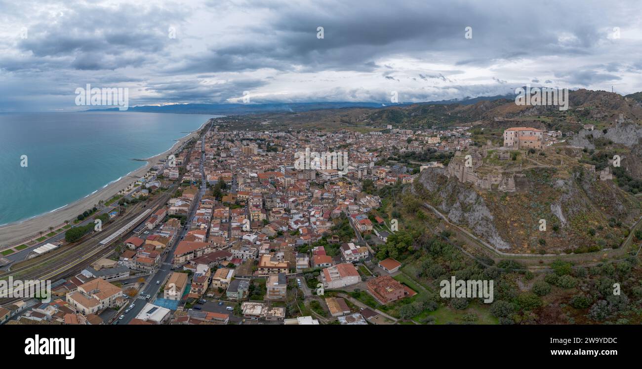 Roccella Ionica, Italie - 15 décembre 2023 : perspective drone du pittoresque village calabrais de Roccella Ionica Banque D'Images