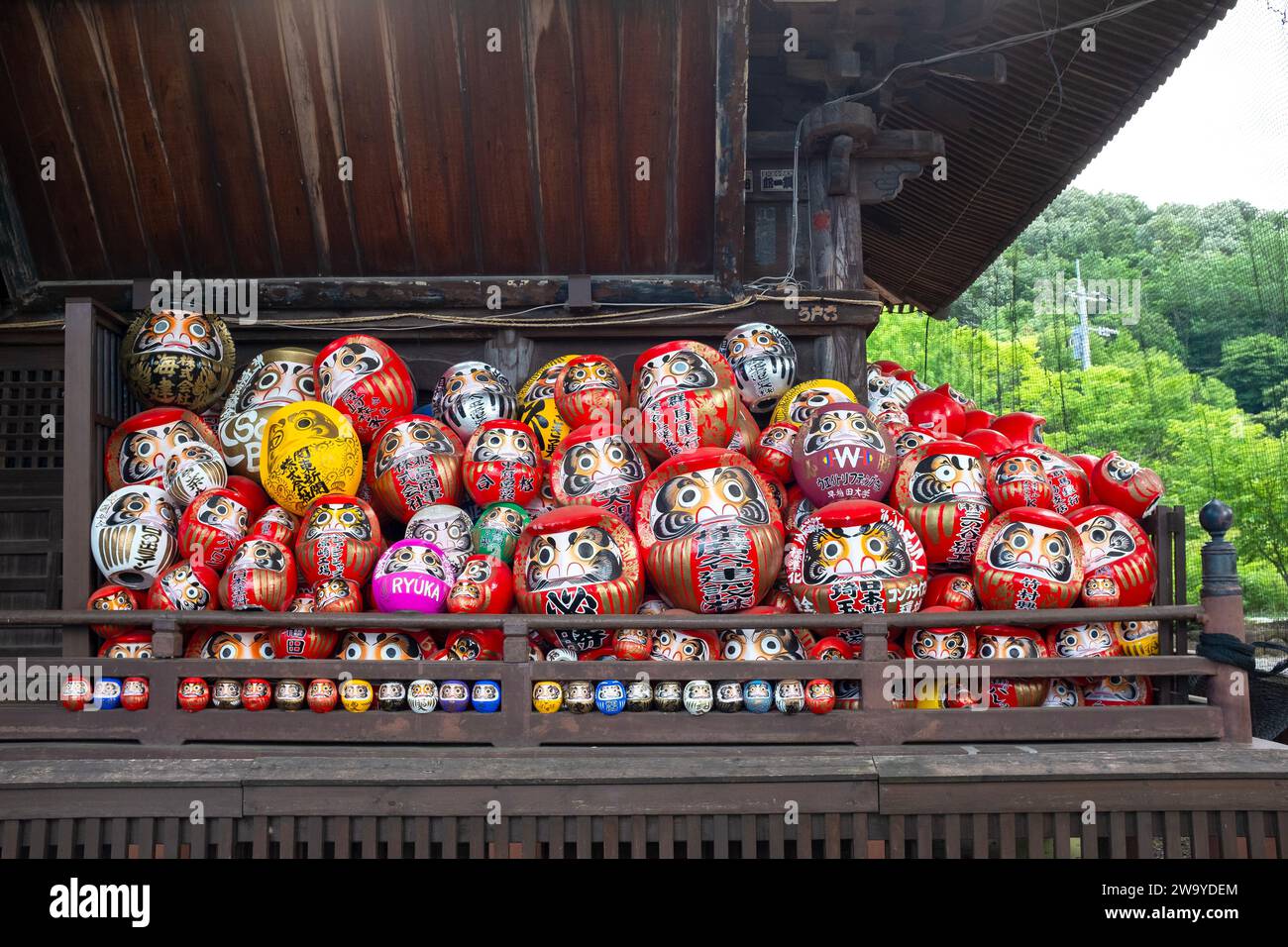 Poupées Daruma japonaises traditionnelles empilées au temple Shorinzan Daruma-ji dans la préfecture de Gunma, au Japon. Banque D'Images