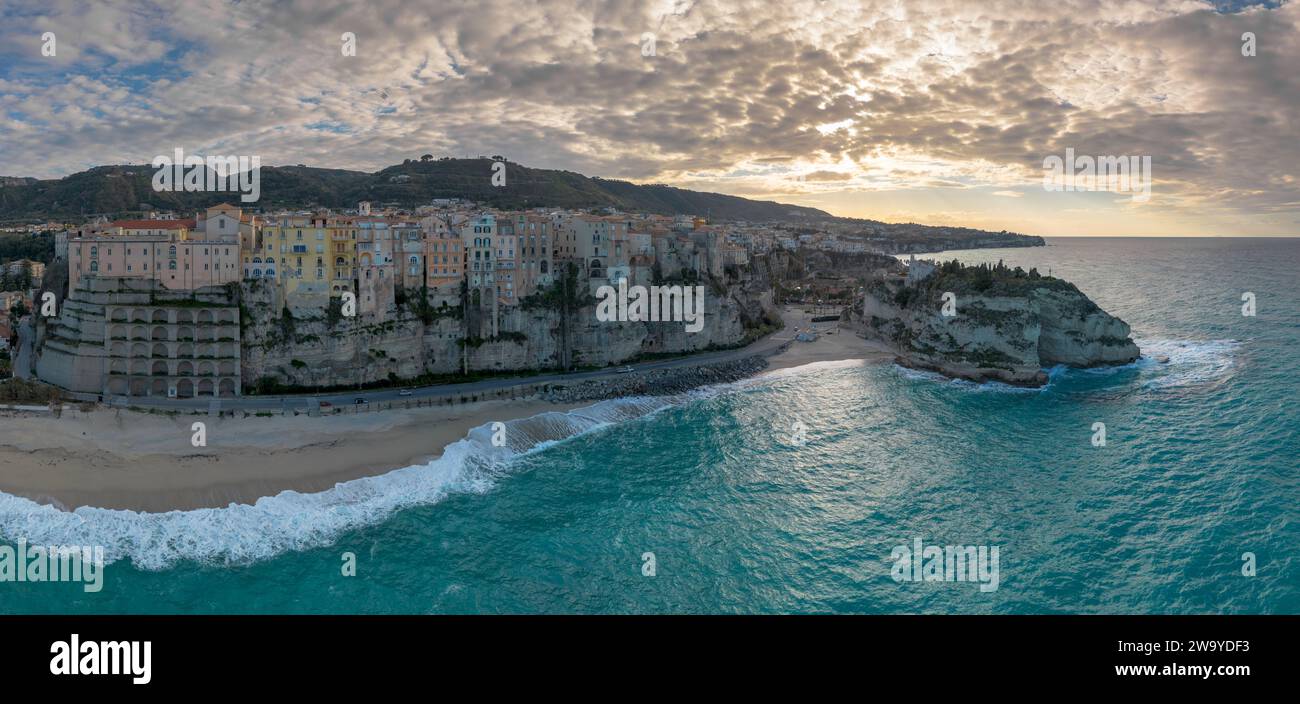 Tropea, Italie - 16 décembre 2023 : vue sur la plage de Rotonda et la vieille ville colorée de Tropea en Calabre Banque D'Images