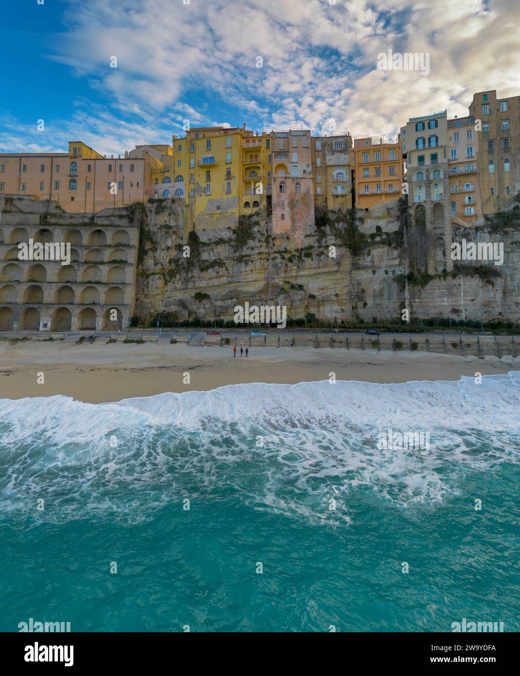 Tropea, Italie - 16 décembre, 2023:vue verticale des maisons de la vieille ville de Tropea, ville de la falaise en Calabre au coucher du soleil Banque D'Images