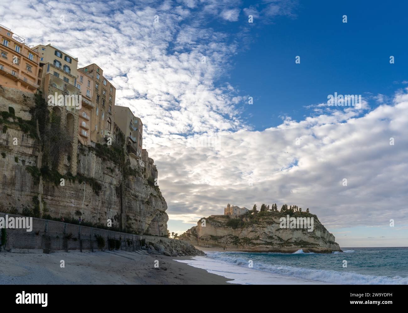 Tropea, Italie - 16 décembre 2023 : vue sur la plage de Rotonda et la vieille ville colorée de Tropea en Calabre Banque D'Images
