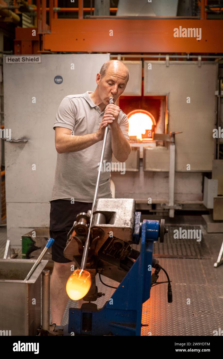 Irlande, Munster Waterford, Crystal Factory Tour, souffleur de verre au travail Banque D'Images