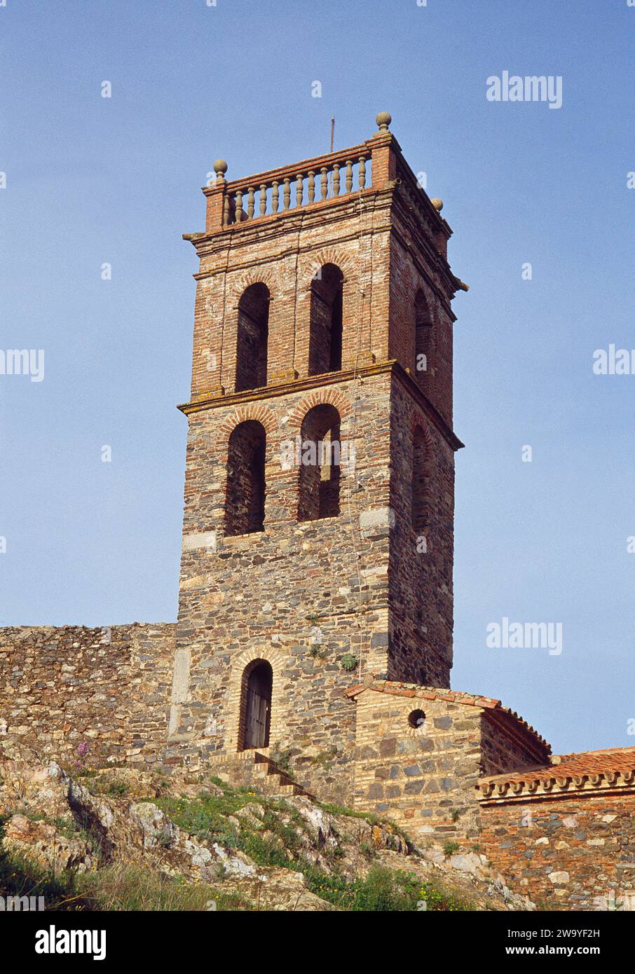 Château et ancienne mosquée. Almonaster la Real, province de Huelva, Andalousie, Espagne. Banque D'Images