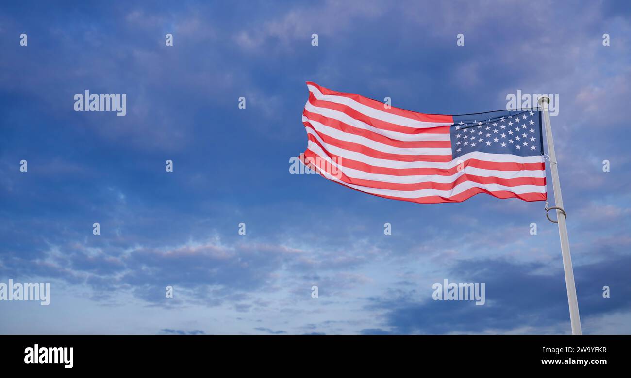 Drapeau américain agitant dans le vent. Symbole des États-Unis d'Amérique.. Banque D'Images