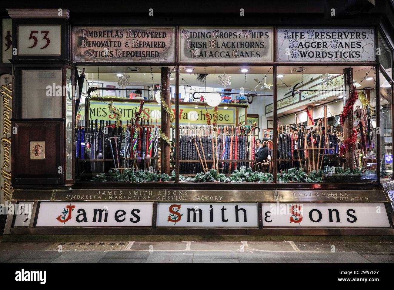 James Smith & Sons, extérieur de nuit, magasin de parapluies britannique traditionnel à Bloomsbury, Londres, Angleterre, Royaume-Uni Banque D'Images