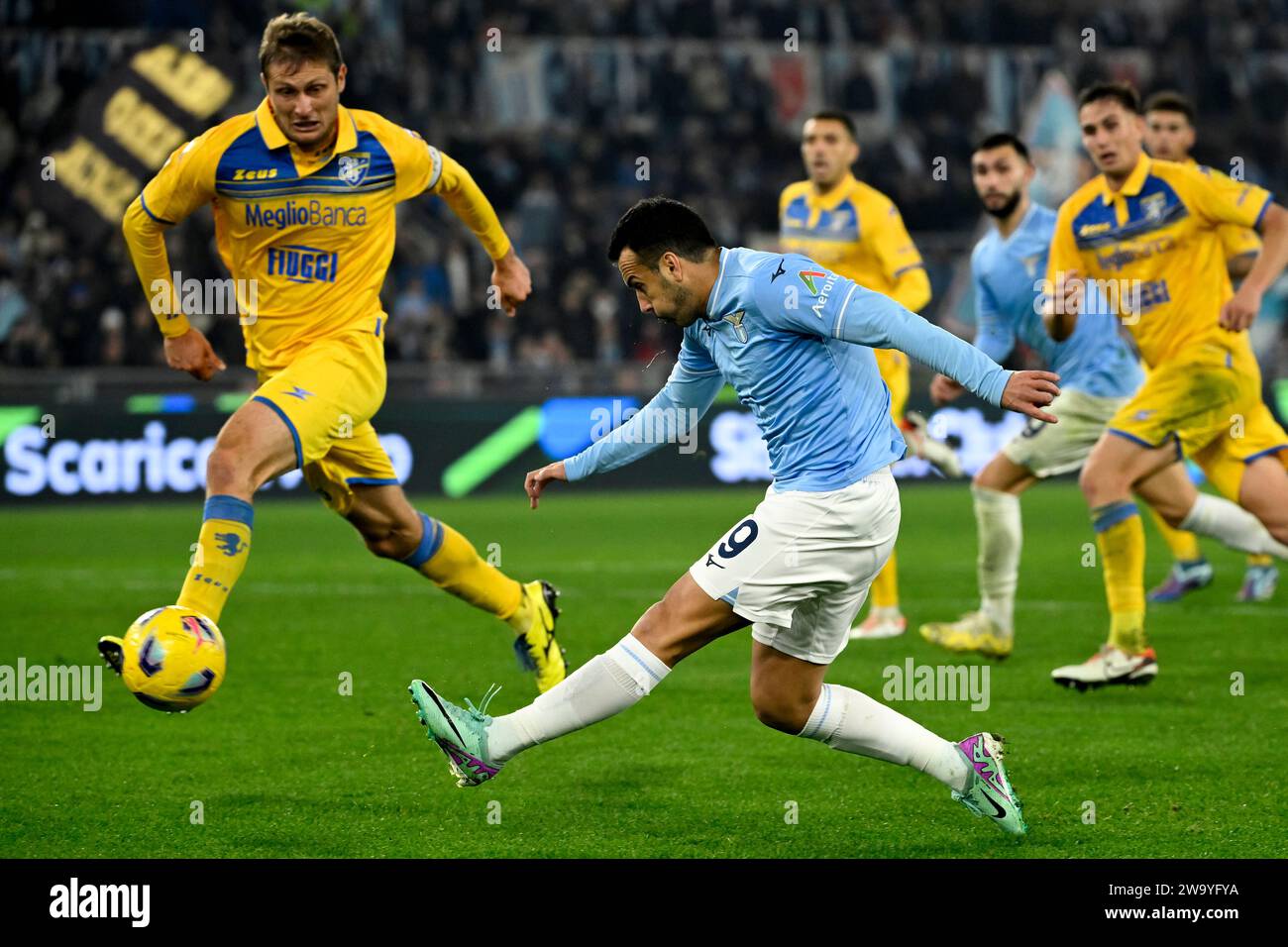 Simone Romagnoli de Frosinone et Pedro Eliezer Rodríguez Ledesma de SS Lazio lors du match de Serie A entre SS Lazio et Frosinone Calcio au stade Olimpico de Rome (Italie), le 29 décembre 2023. Banque D'Images