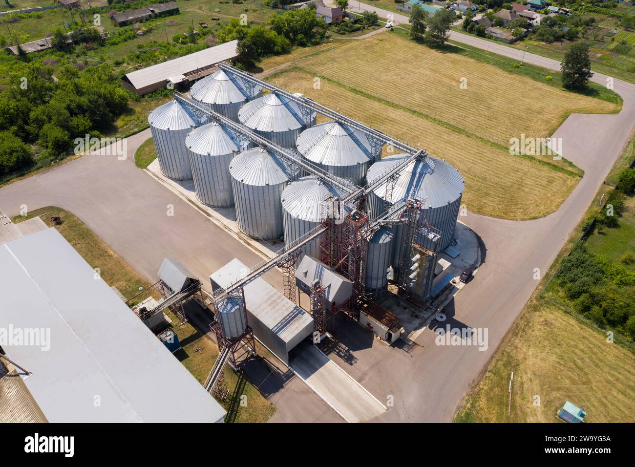 Vue aérienne des silos agricoles, élévateur à grains pour le stockage et le séchage des céréales.. Banque D'Images
