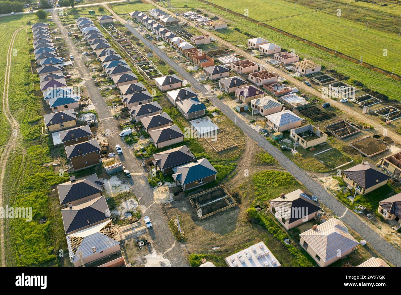 Construction d'un quartier suburbain de chalets. Vue aérienne. Banque D'Images