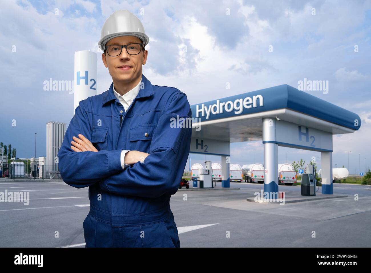 Ingénieur dans un casque et costume bleu sur un fond de station de remplissage d'hydrogène utilisant l'énergie renouvelable. Concept... Banque D'Images