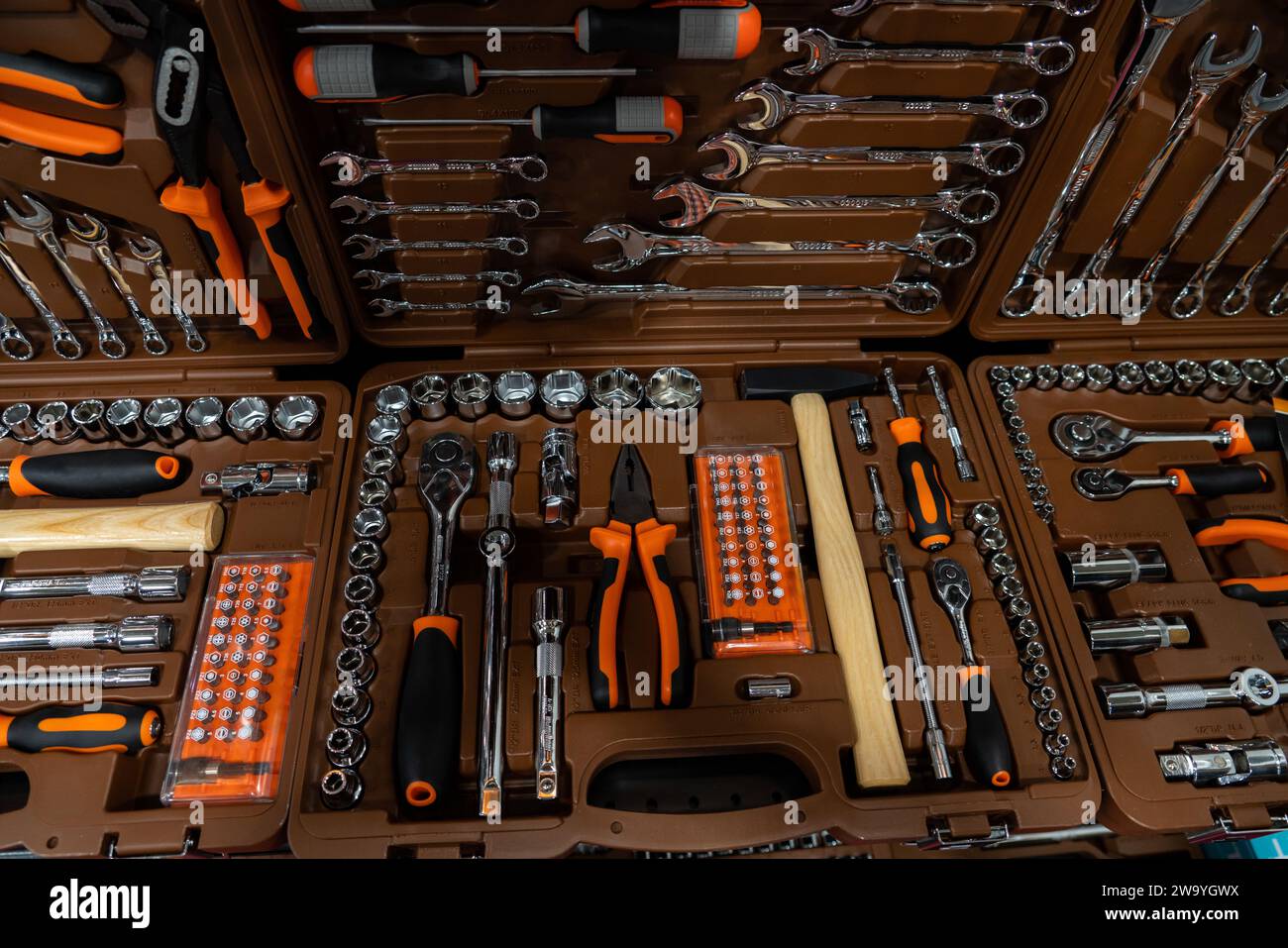 Boîte à outils avec clés dans le magasin. Banque D'Images
