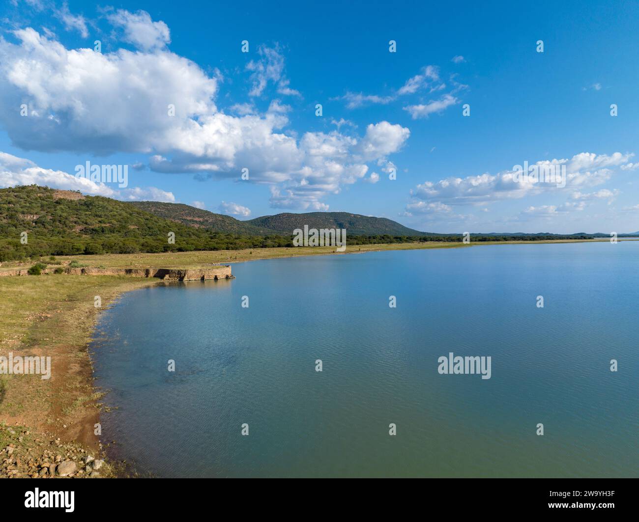 paysage des collines de la chaîne de montagnes vista par le lac vue aérienne typique du paysage sud-africain Banque D'Images