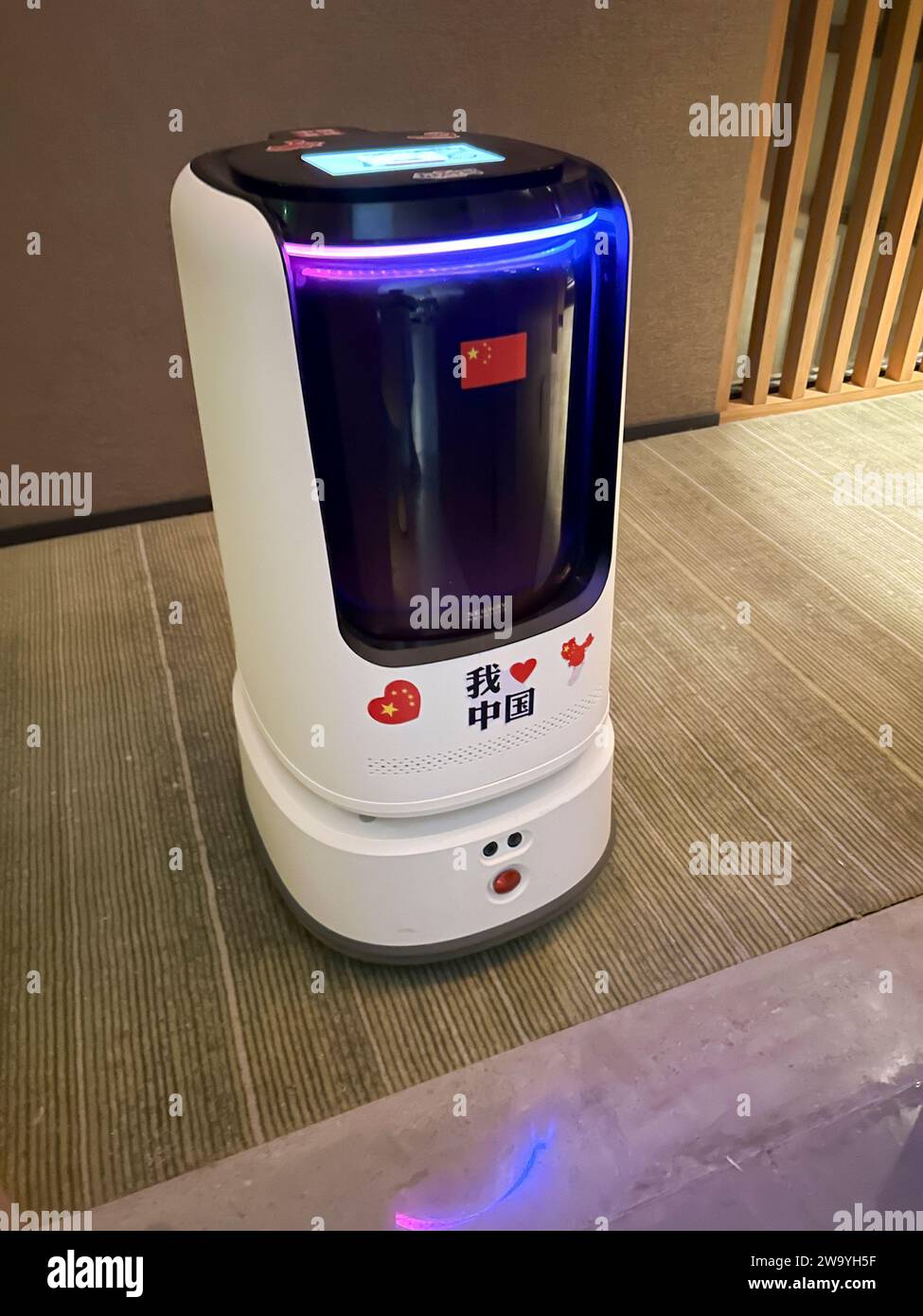 Pékin, Chine, Close up, robot chinois utilisé à l'hôtel touristique local pour livrer les commandes aux chambres, Segway Robotics Banque D'Images Pékin, Chine, Close up, robot chinois utilisé à l'hôtel touristique local pour livrer les commandes aux chambres, Segway Robotics Banque D'Images