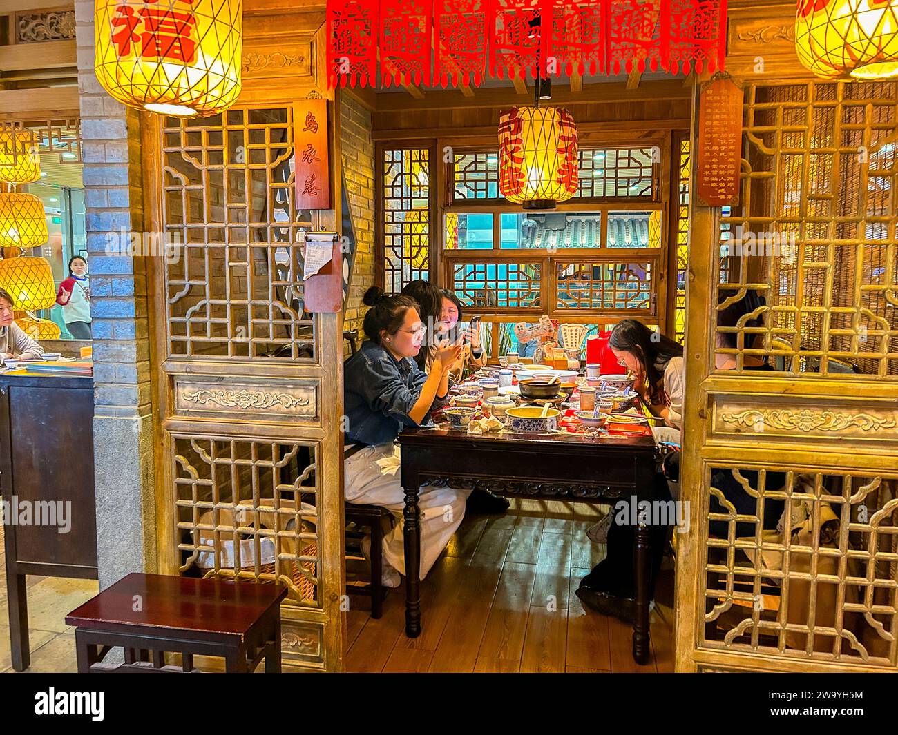 Pékin, Chine, personnes de groupe à l'intérieur des tables, asiatiques ayant dîner intérieurs contemporains, moderne, centres commerciaux, Beijing APM, chinois traditionnel Banque D'Images