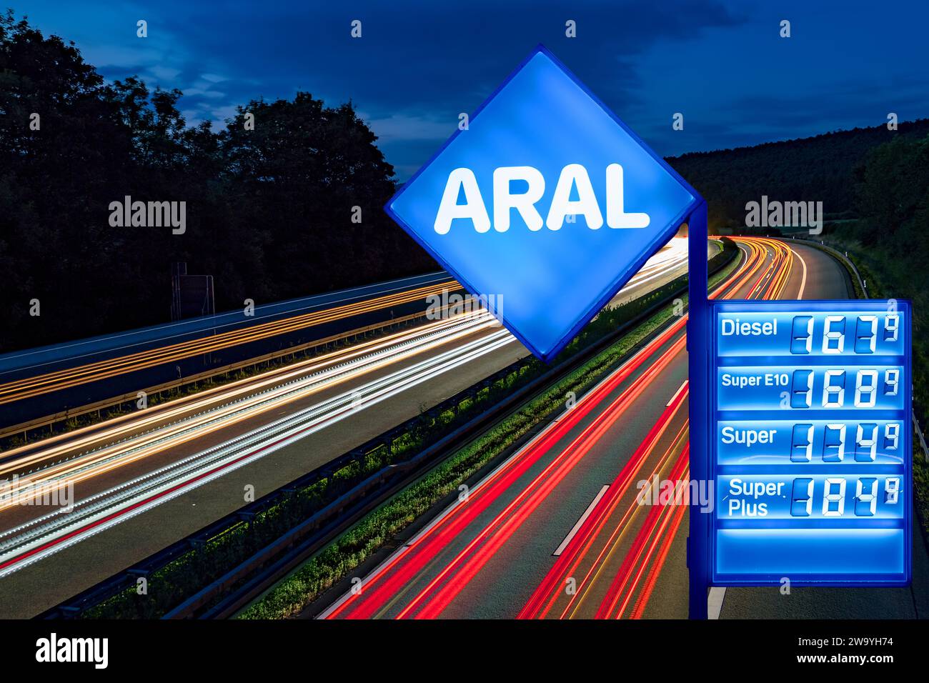 Düsseldorf, Allemagne, 31.102023 : affichage du prix du carburant à la station-service ARAL la nuit Banque D'Images