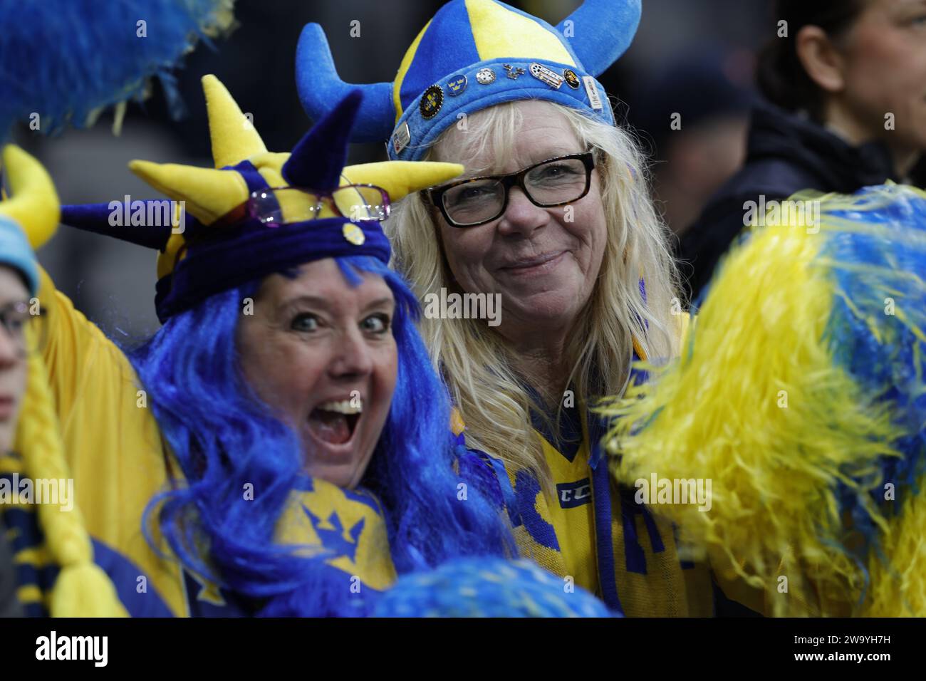 Supporters suédois au Championnat mondial junior de l'IIHF Un match de hockey sur glace entre la Suède et la Finlande au Scandinavium à Gothenburg, Suède le 31 décembre 2023.photo : Adam Ihse / TT / Code 9200 Banque D'Images