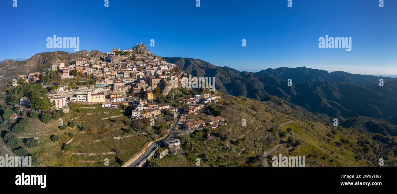 Une perspective de drone du pittoresque village de montagne de Bova en Calabre Banque D'Images