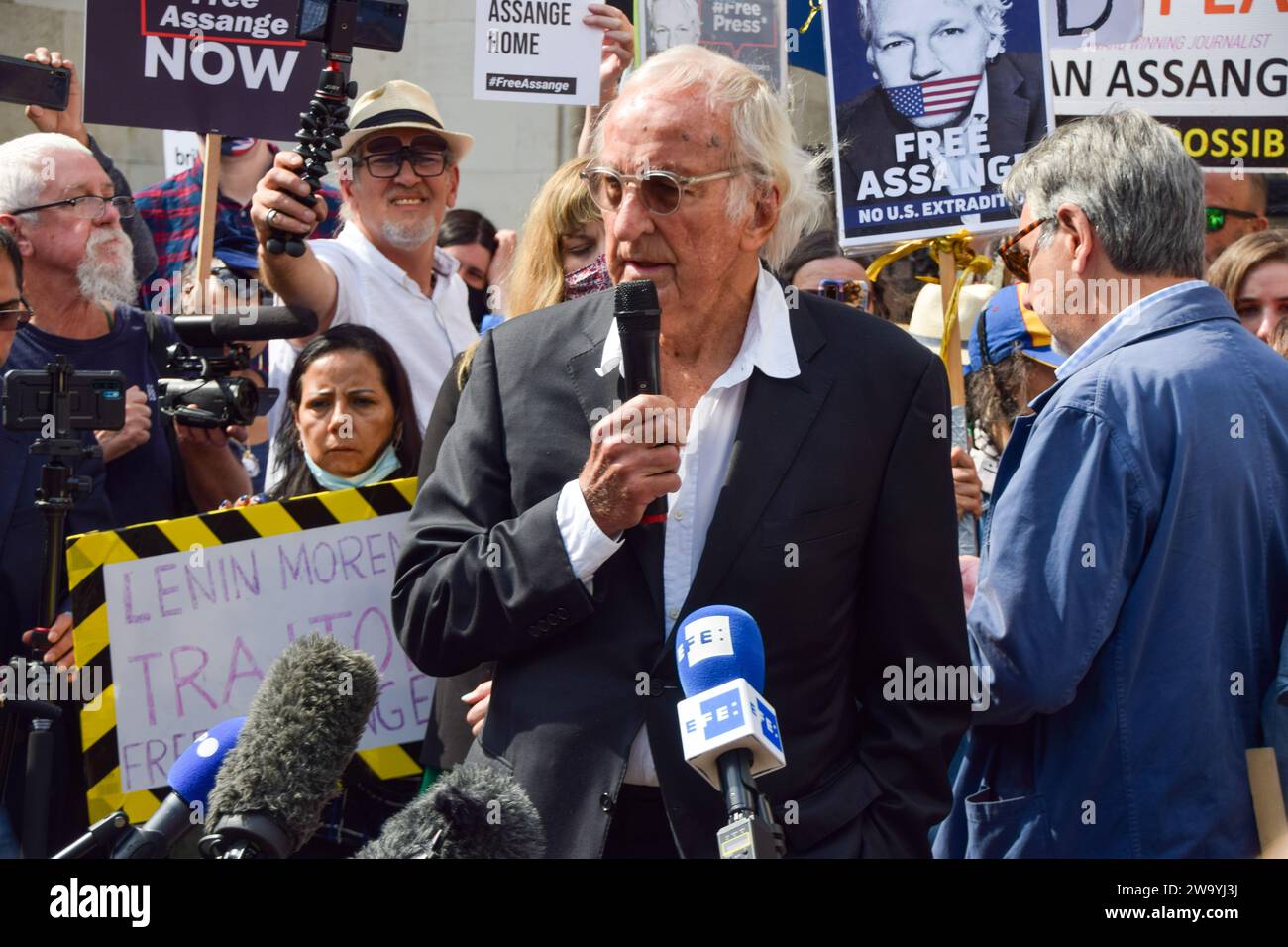 31 décembre 2023, Londres, Angleterre, Royaume-Uni : PHOTO DE DOSSIER : 11 août 2021. JOHN PILGER s’adresse aux médias en dehors des cours royales de justice après une audience préliminaire pour l’appel américain contre la décision de ne pas extrader Julian Assange, fondateur de WikiLeaks. Le journaliste, écrivain et documentariste australien est décédé à l'âge de 84 ans. (Image de crédit : © Vuk Valcic/ZUMA Press Wire) USAGE ÉDITORIAL SEULEMENT! Non destiné à UN USAGE commercial ! Banque D'Images