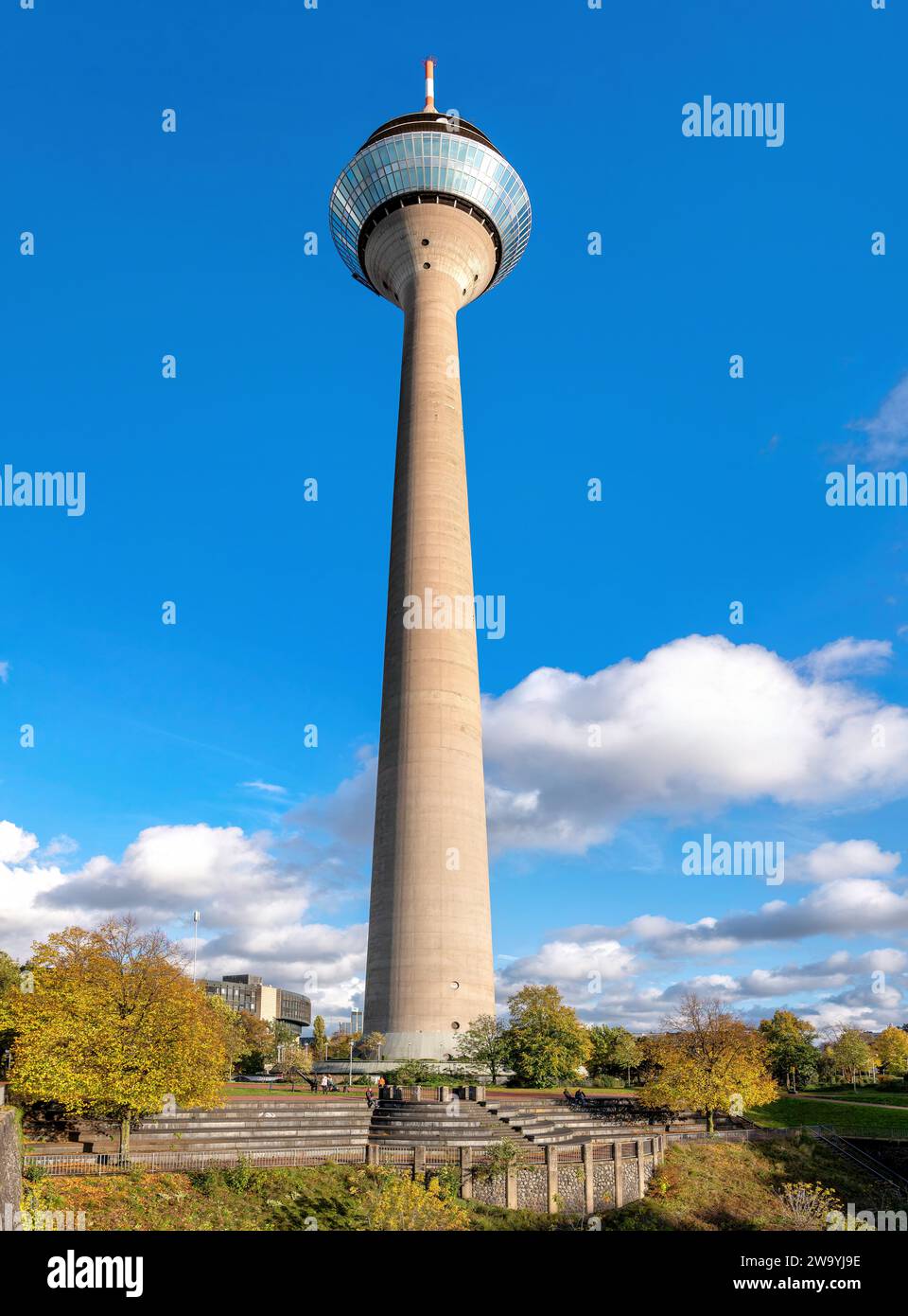 Rheintower dans le port de Media par une journée ensoleillée en automne, Düsseldorf, Allemagne Banque D'Images