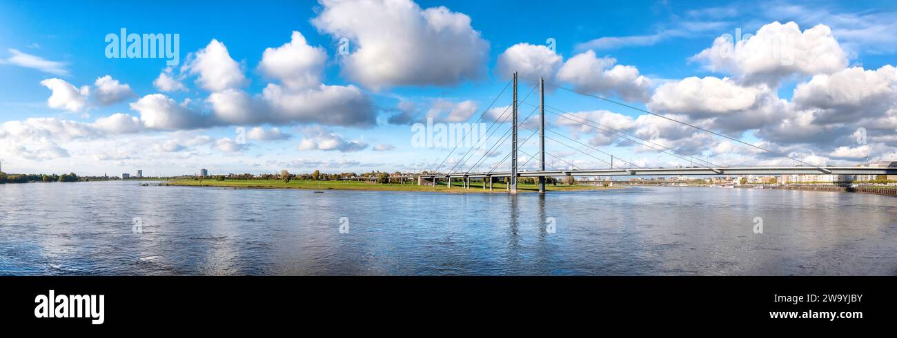 Düsseldorfer Skyline avec Rheinkniebrücke (pont), Allemagne Banque D'Images