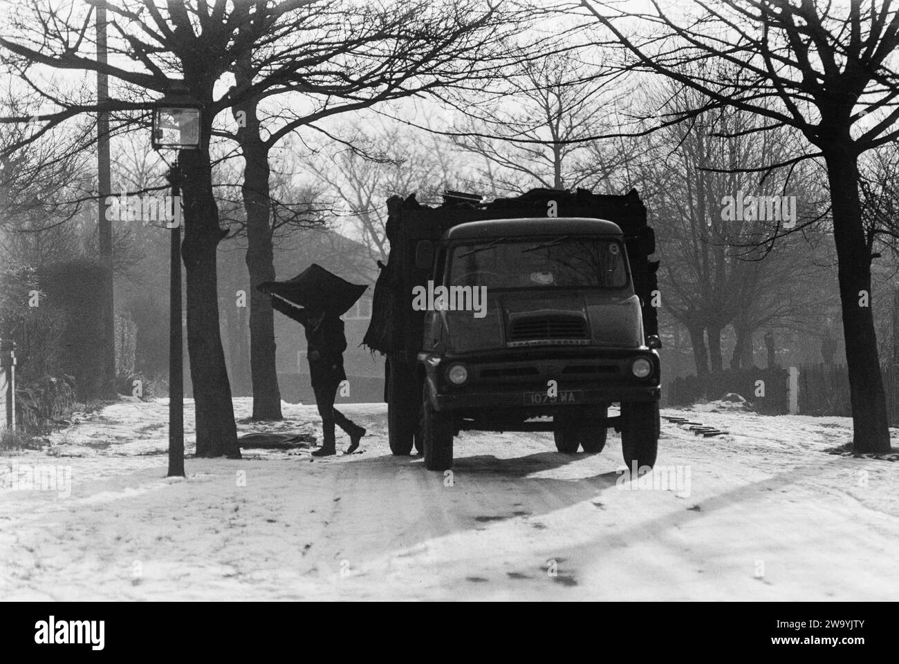 Le marchand de charbon J. Foers livre du charbon à Wignall Crescent, Wickersley, dans la neige en 1968 avec un lampadaire à gaz Banque D'Images