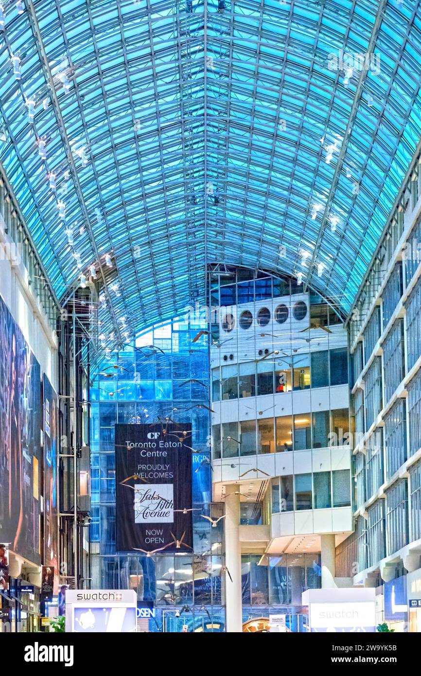 Toronto, Ontario, Canada-2 mars 2020 : intérieur du Centre Eaton dans le centre-ville. Le centre commercial est une attraction touristique majeure dans l'ic Banque D'Images