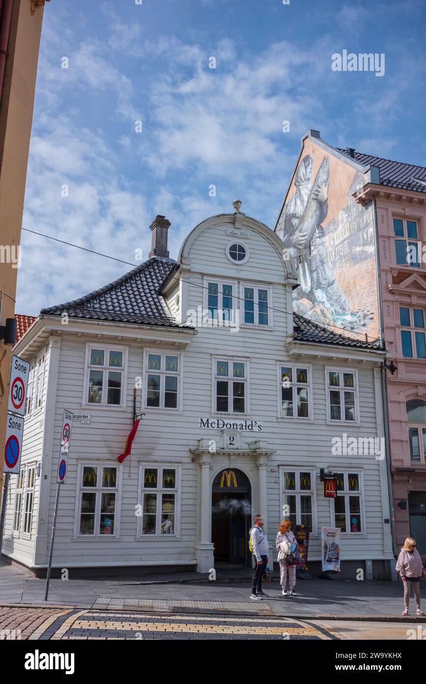 Bergen, Norvège, le 22 juin 2023 : les fruits de mer et les ingrédients frais attirent des chefs du monde entier pour servir les résidents et les visiteurs, bien que la restauration rapide soit Banque D'Images