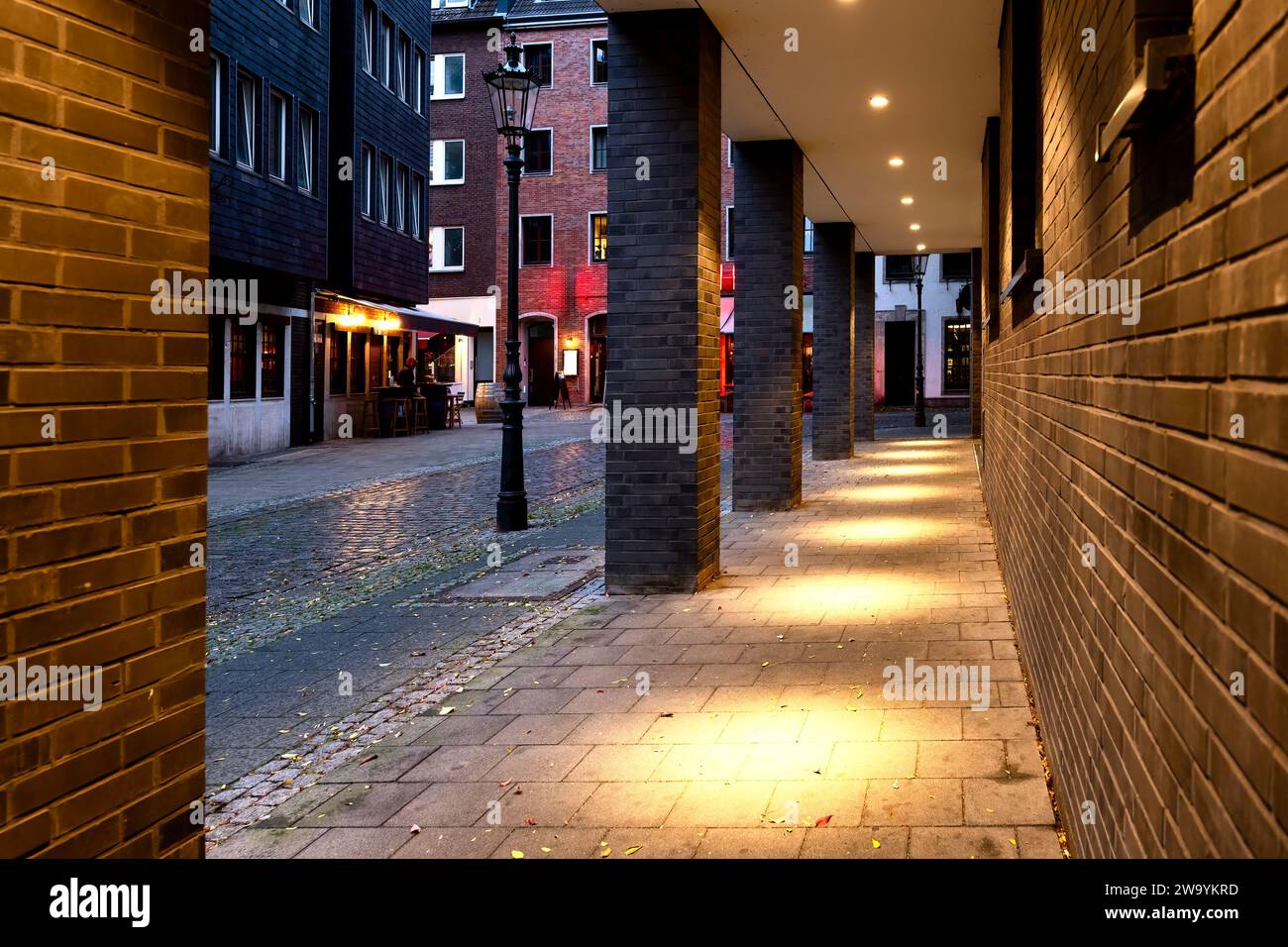 Passage éclairé et couvert dans le centre-ville de Düsseldorf la nuit. Banque D'Images