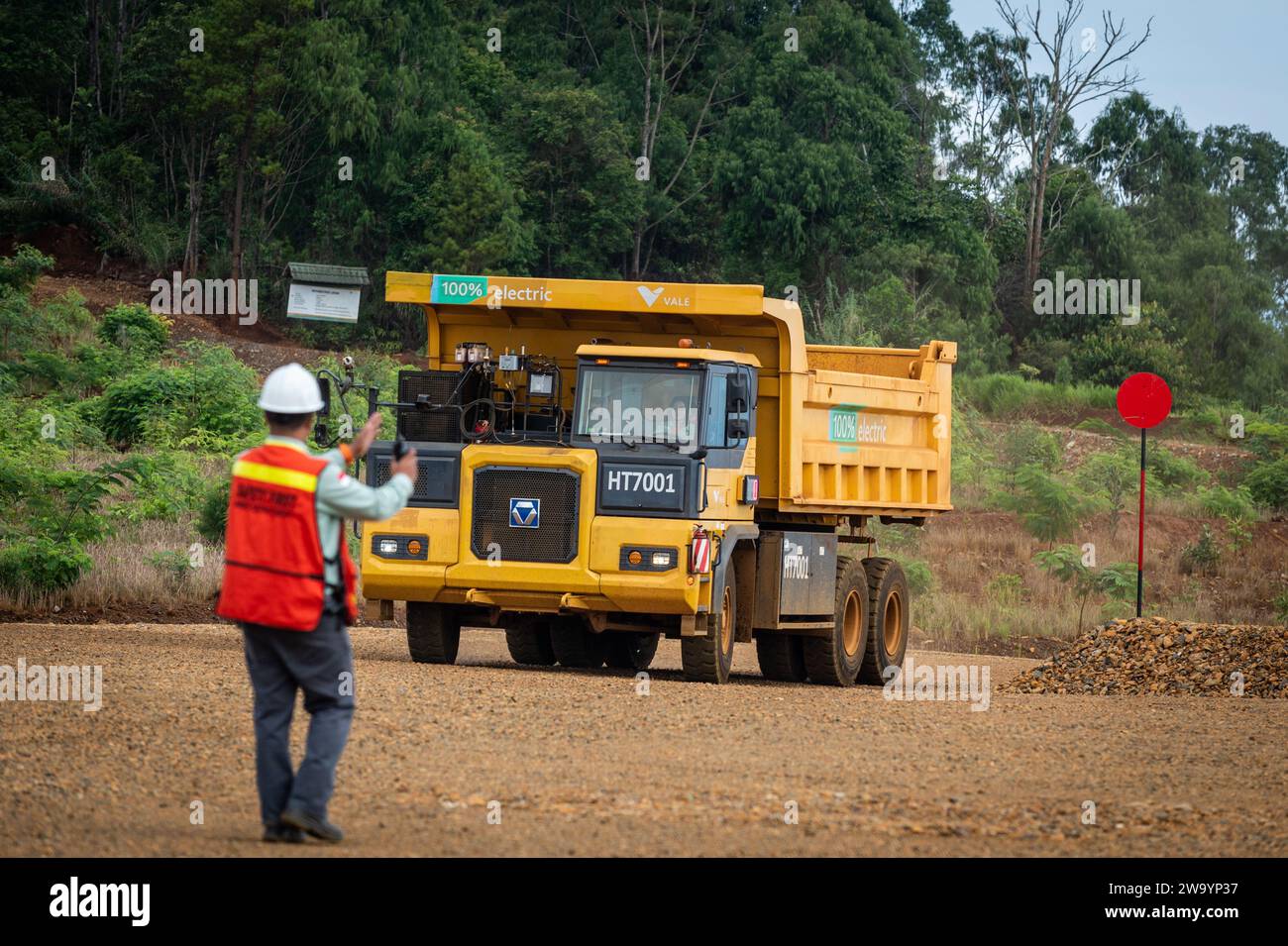 Yulianti Marcelinna a vu conduire un camion électrique dans la zone minière PT Vale Indonesia. Ce camion CXMG de type XDR-80-TE de fabrication chinoise a une capacité de charge de 70 tonnes. L'adoption de chariots électriques fait partie de l'engagement de l'entreprise à atteindre ses objectifs de réduction des émissions de carbone. De plus, Vale utilise ces camions pour réduire les coûts d'exploitation. Banque D'Images