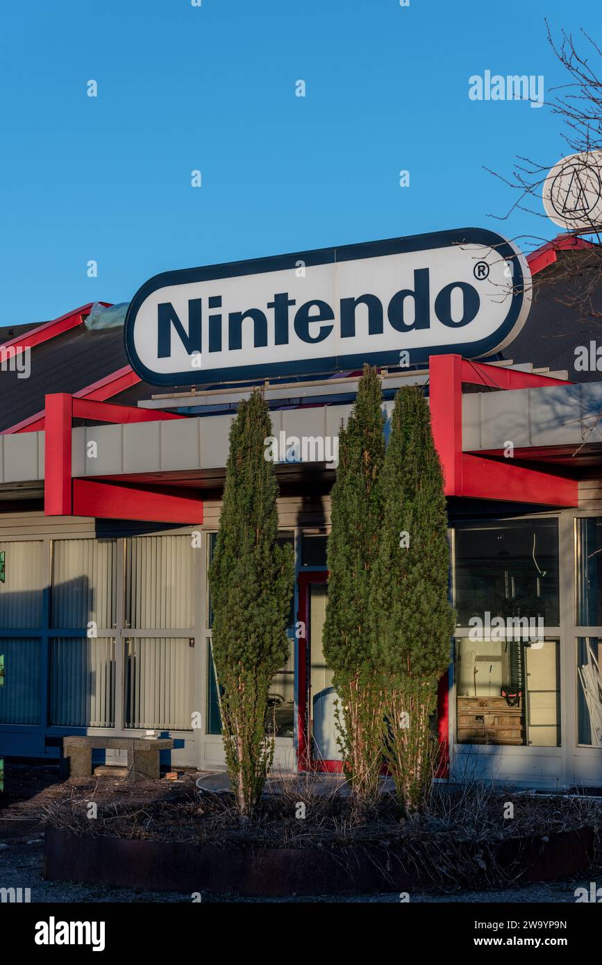 Kungsbacka, Suède - janvier 30 2022 : logo Nintendo au sommet de l'entrée d'un bâtiment. Banque D'Images Kungsbacka, Suède - janvier 30 2022 : logo Nintendo au sommet de l'entrée d'un bâtiment. Banque D'Images