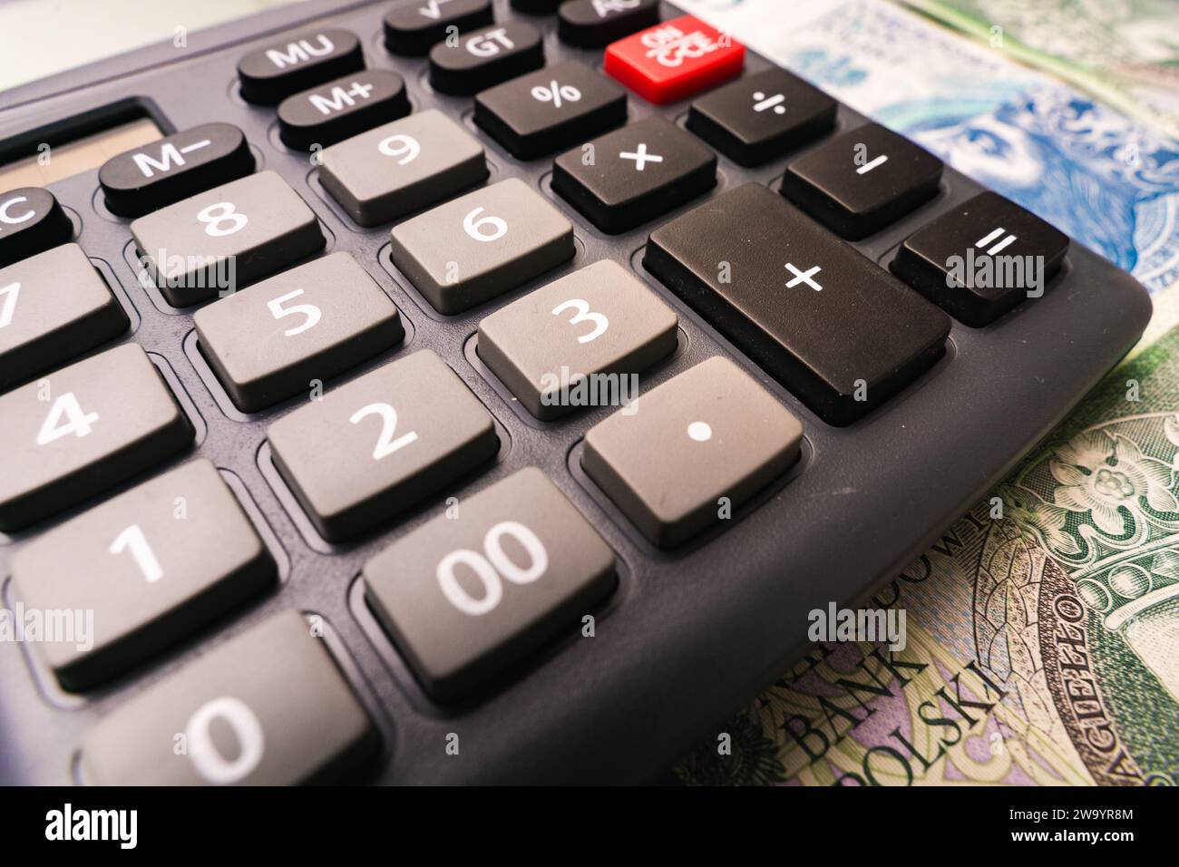 Gros plan sur le billet polonais Złoty avec calculateur concept de crise économique nouvelle année augmentation des prix taxe plus élevée Banque D'Images