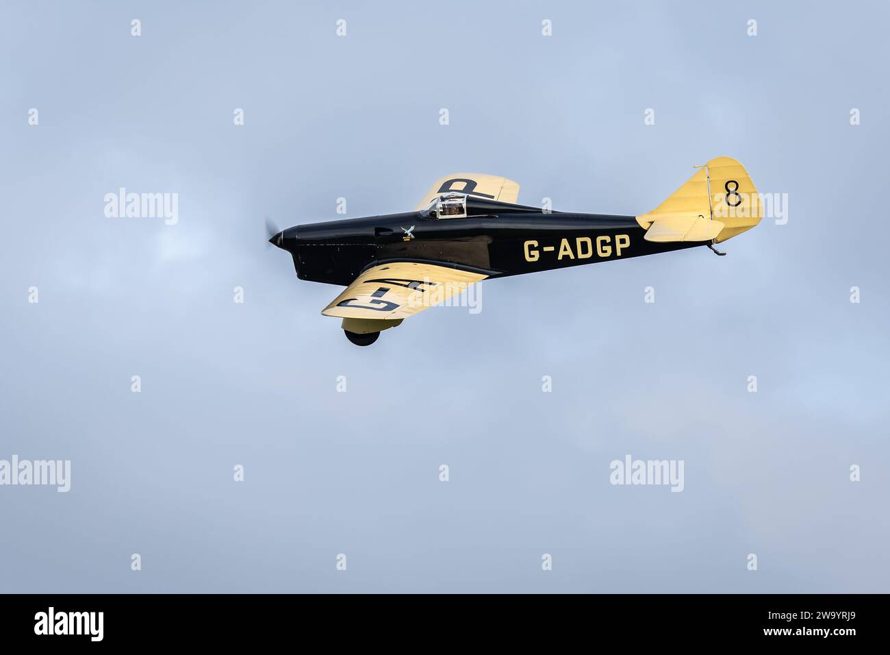 1935 miles Hawk Speed six «G-ADGP» a été décollé au Race Day Airshow qui s'est tenu à Shuttleworth le 1 octobre 2023. Banque D'Images