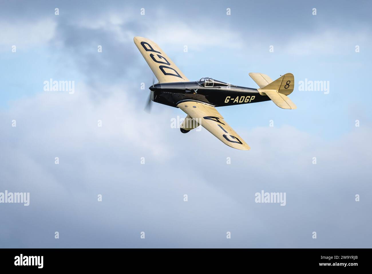1935 miles Hawk Speed six «G-ADGP» a été décollé au Race Day Airshow qui s'est tenu à Shuttleworth le 1 octobre 2023. Banque D'Images