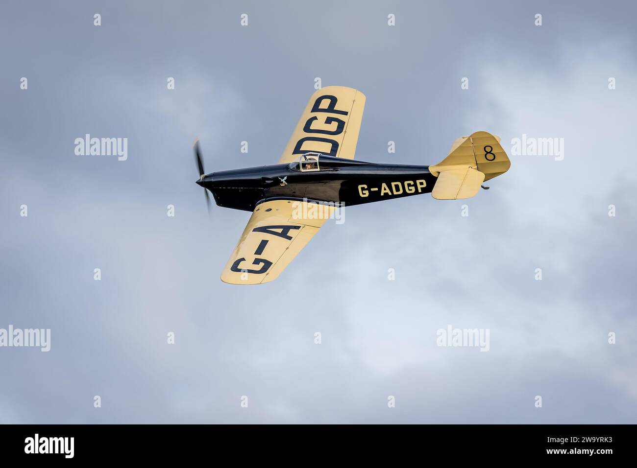 1935 miles Hawk Speed six «G-ADGP» a été décollé au Race Day Airshow qui s'est tenu à Shuttleworth le 1 octobre 2023. Banque D'Images