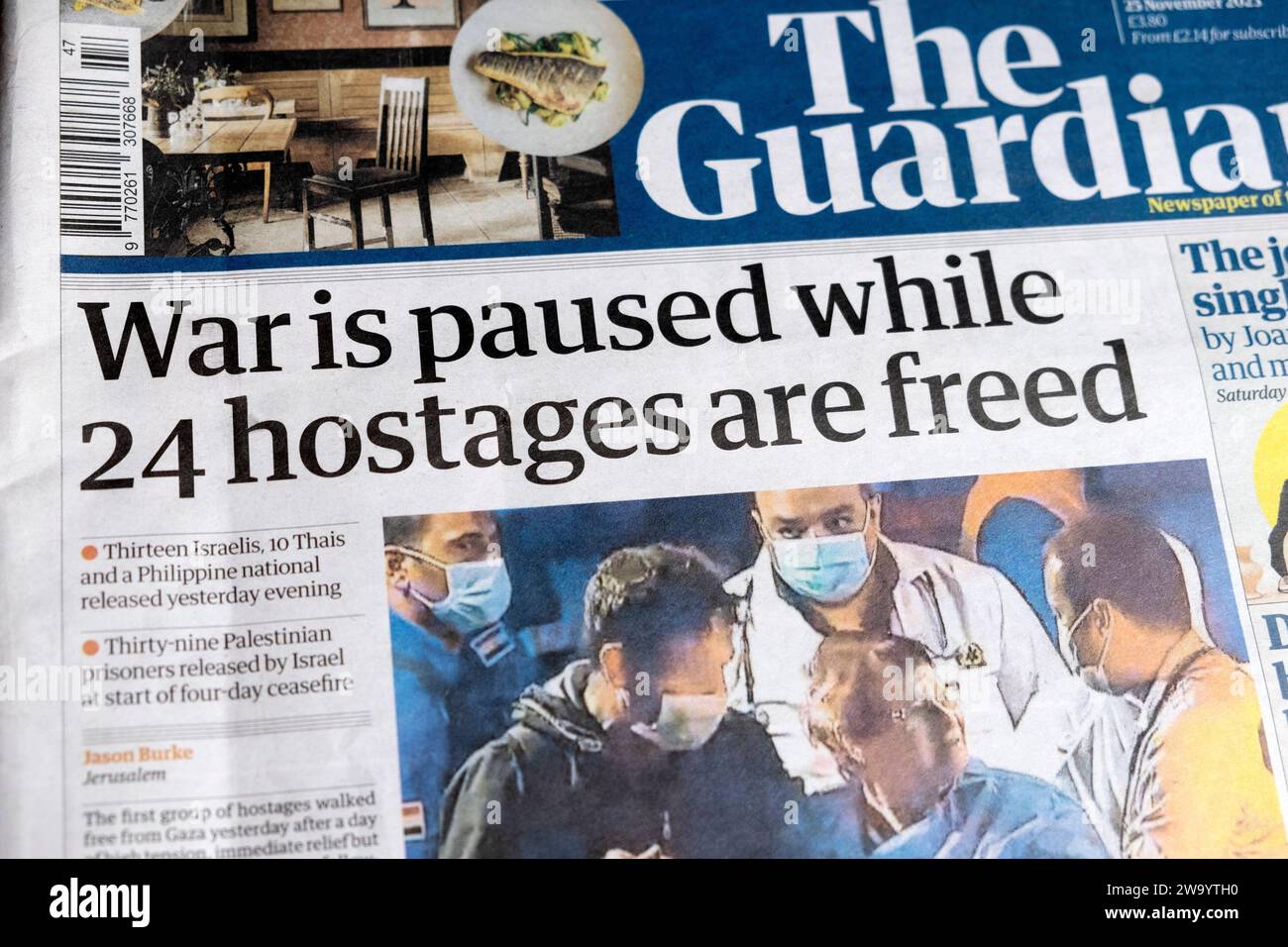 Israël Hamas "la guerre est suspendue alors que 24 otages sont libérés" titre de la première page du journal Guardian 25 novembre 2023 premier article sur la libération d'otages Royaume-Uni Banque D'Images