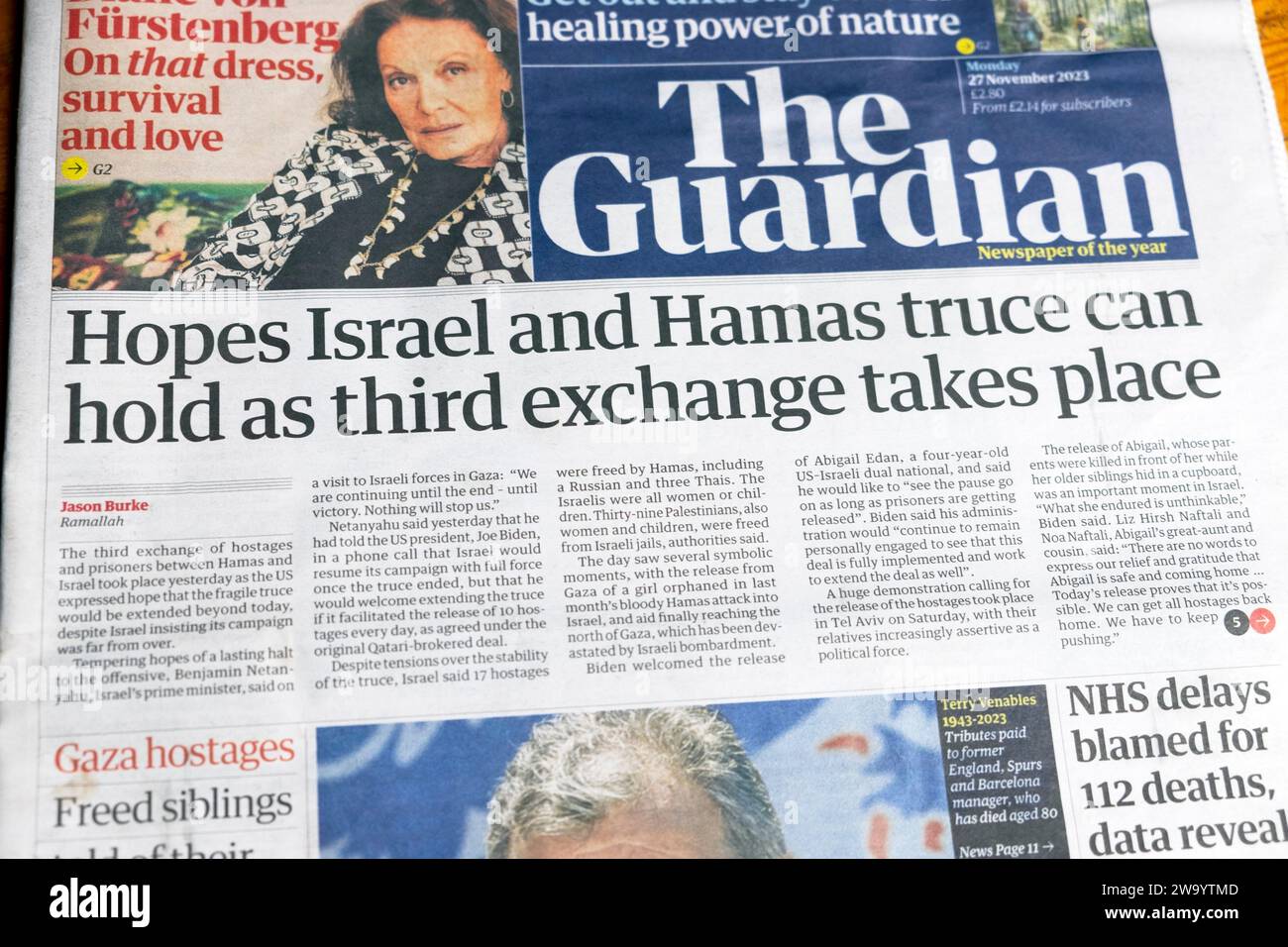 'Espère que la trêve d'Israël et du Hamas peut se tenir alors que le troisième échange a lieu' journal Guardian en gros titre page 27 novembre 2023 Londres Royaume-Uni Grande-Bretagne Banque D'Images