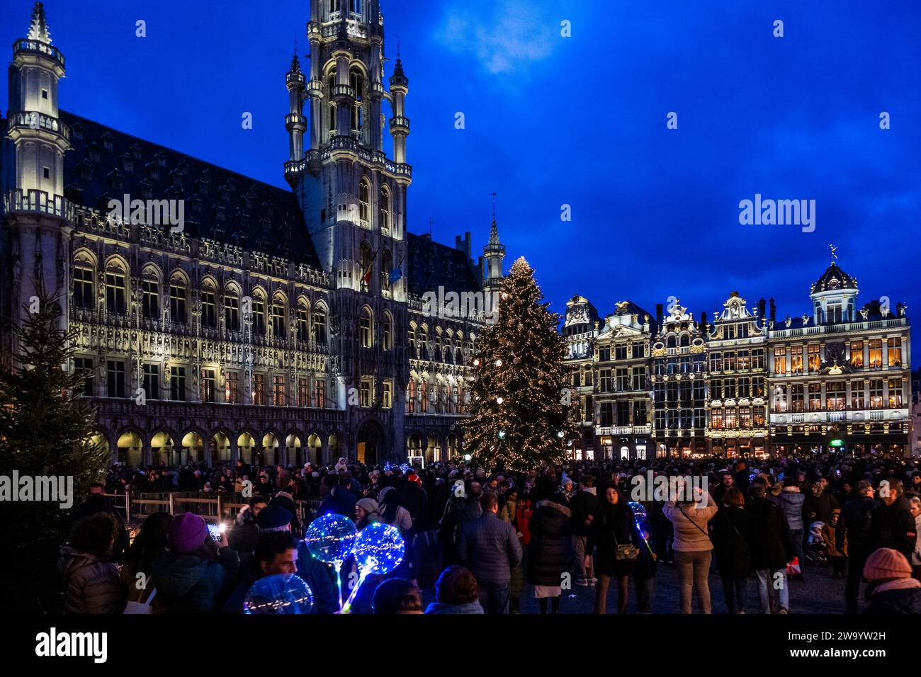 Bruxelles, Belgique. 30 décembre 2023. De grandes foules assistent au spectacle son et lumière sur la Grand-place, à Bruxelles. Du 24 novembre 2023 au 7 janvier 2024 dans le cadre de l'événement Winter Wonders. Le spectacle son et lumière à 360° (6 à 8 minutes) de cette année est basé sur le travail de Leilani Shaw, une artiste Kanien'kehá ka (Mohawk). Crédit : Guy Bell/Alamy Live News Banque D'Images