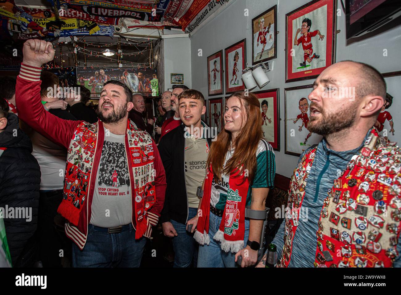 Les supporters du Liverpool fc acclament à l'intérieur du pub Albert Anfield Liverpool Angleterre Banque D'Images