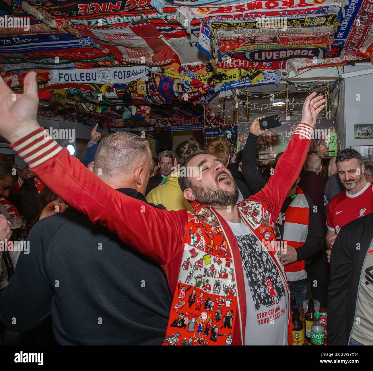 Fans de Liverpool au Albert Pub à Anfield Banque D'Images