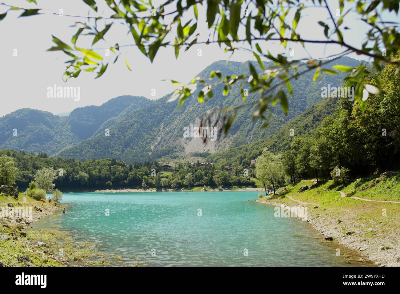 Vue sur le lac Tenno, Trentin-Haut-Adige, Italie Banque D'Images