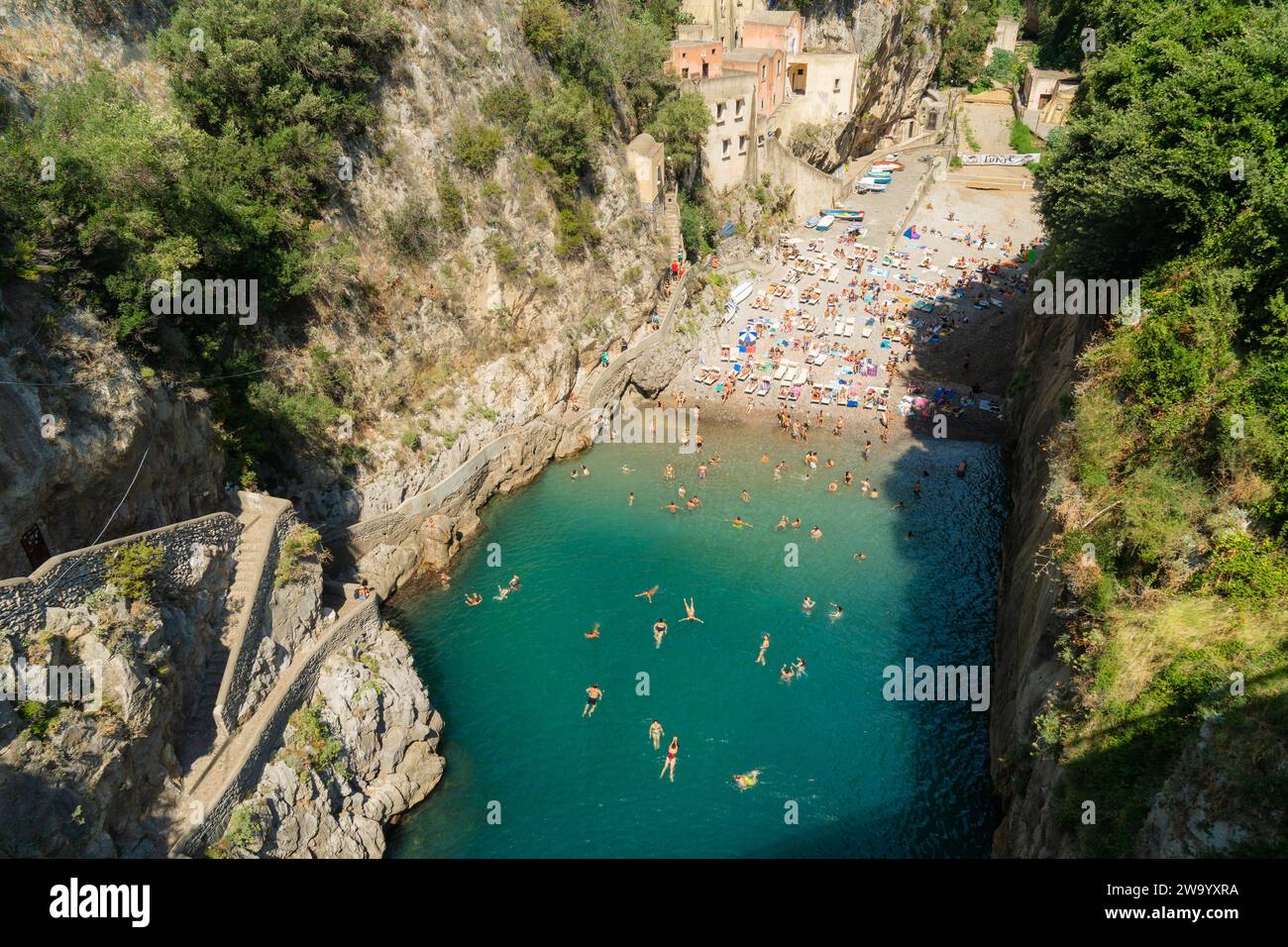 La célèbre crique Fiordo di furore sur la côte amalfitaine destination touristique populaire en été dans le sud de l'Italie. Banque D'Images