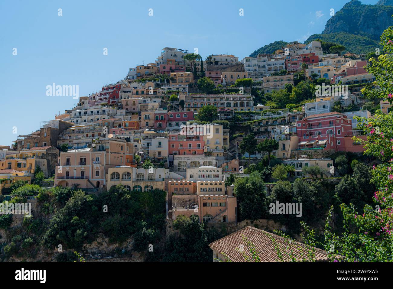Vue aérienne panoramique de la belle ville de Positano une destination touristique célèbre sur la côte amalfitaine dans le sud de l'Italie Banque D'Images