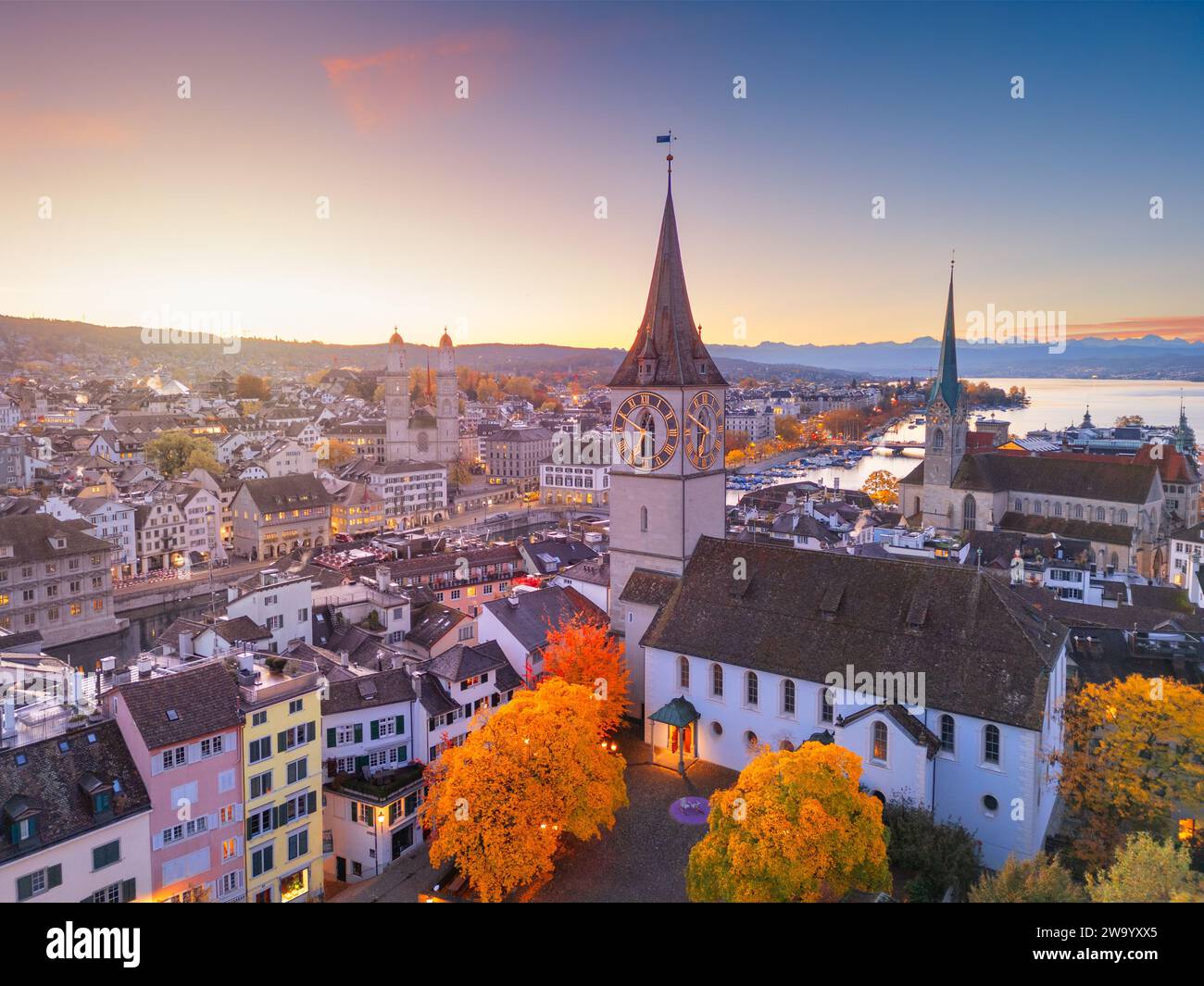 Zurich, Suisse vieille ville Skyline au-dessus de la rivière Limmat un matin d'automne. Banque D'Images