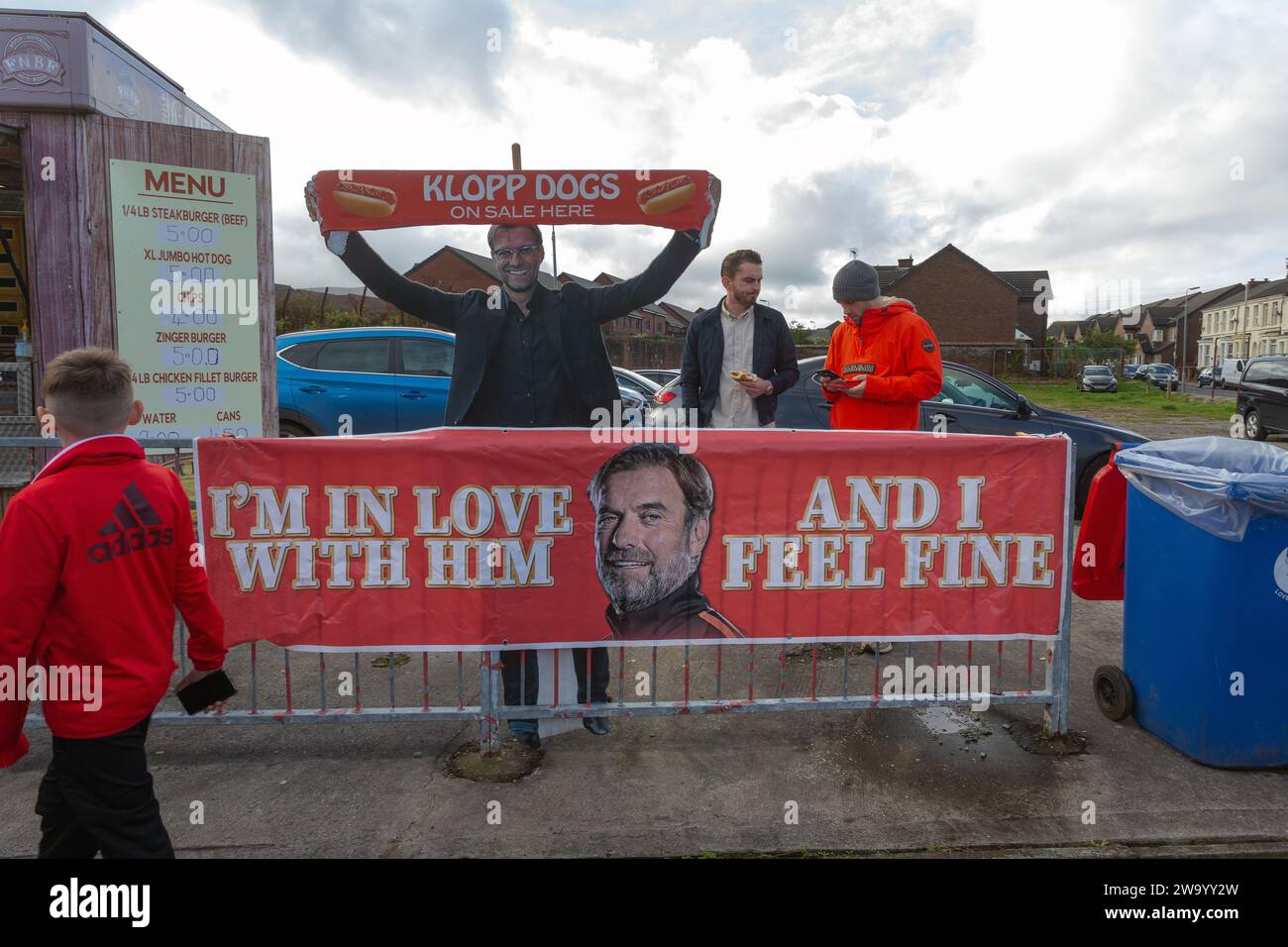 Une vue d'un stand de vendeurs de nourriture avec un signe 'Klopp Dogss' à l'extérieur, avant le match de Premier League à Anfield entre Liverpool et Everton FC . Banque D'Images