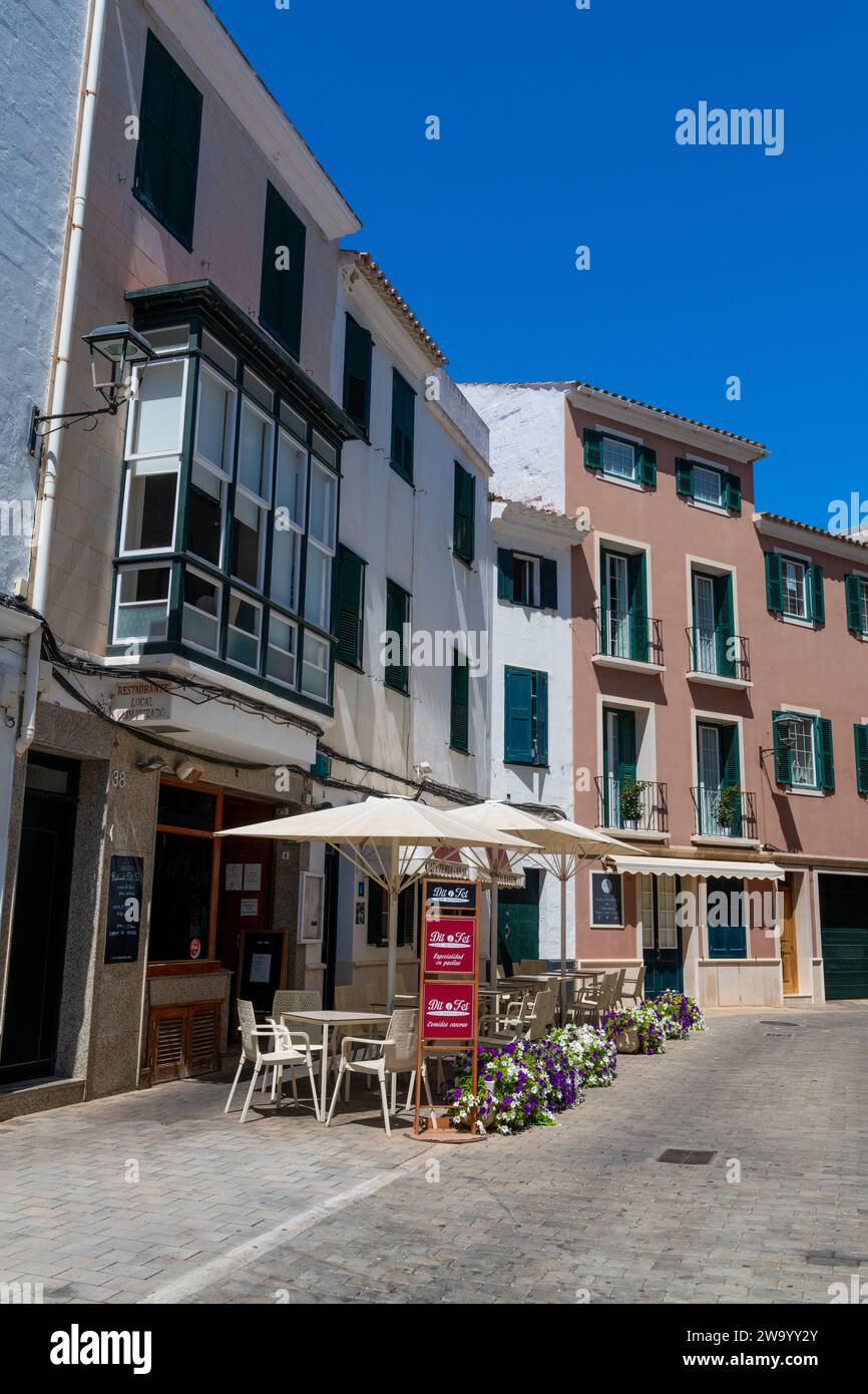 Café de rue avec coin salon extérieur vide Mahon Minorque Espagne Banque D'Images