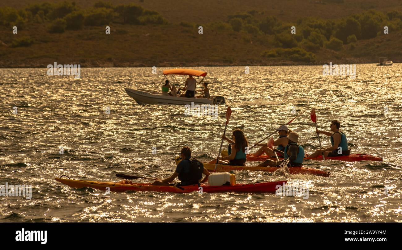 Les gens font du kayak en mer. Fornells Menorca Espagne. Banque D'Images