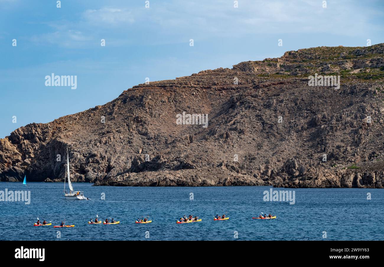 Un groupe de personnes en kayaks pagaie autour de la baie à Fornells Menorca Espagne Banque D'Images
